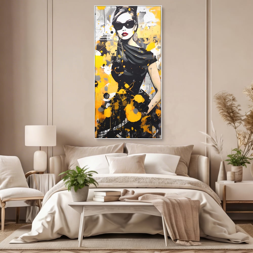 Tablou canvas cu tablou canvas portret femeie eleganta ochelari, in rama de aluminiu argintiu, pe perete intr-un dormitor